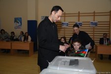 Наблюдается наплыв избирателей на участках, созданных в школе №132-134 в Баку (ФОТО/ВИДЕО)