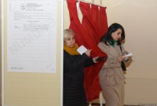 Наблюдается наплыв избирателей на участках, созданных в школе №132-134 в Баку (ФОТО/ВИДЕО)