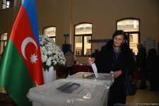 Наблюдается наплыв избирателей на участках, созданных в школе №132-134 в Баку (ФОТО/ВИДЕО)