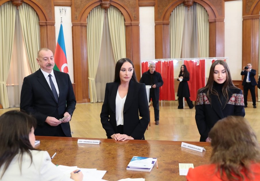 Президент Ильхам Алиев, Первая леди Мехрибан Алиева и члены их семьи проголосовали в Ханкенди (ФОТО/ВИДЕО)