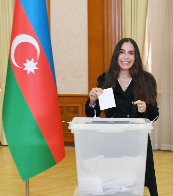 Президент Ильхам Алиев, Первая леди Мехрибан Алиева и члены их семьи проголосовали в Ханкенди (ФОТО/ВИДЕО)