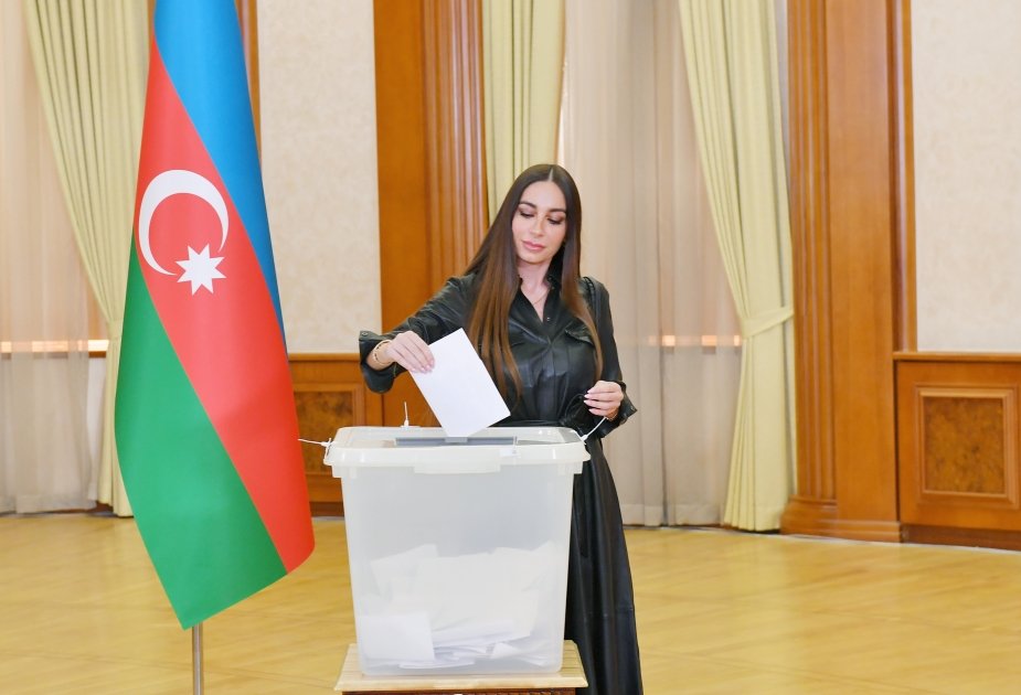 Президент Ильхам Алиев, Первая леди Мехрибан Алиева и члены их семьи проголосовали в Ханкенди (ФОТО/ВИДЕО)