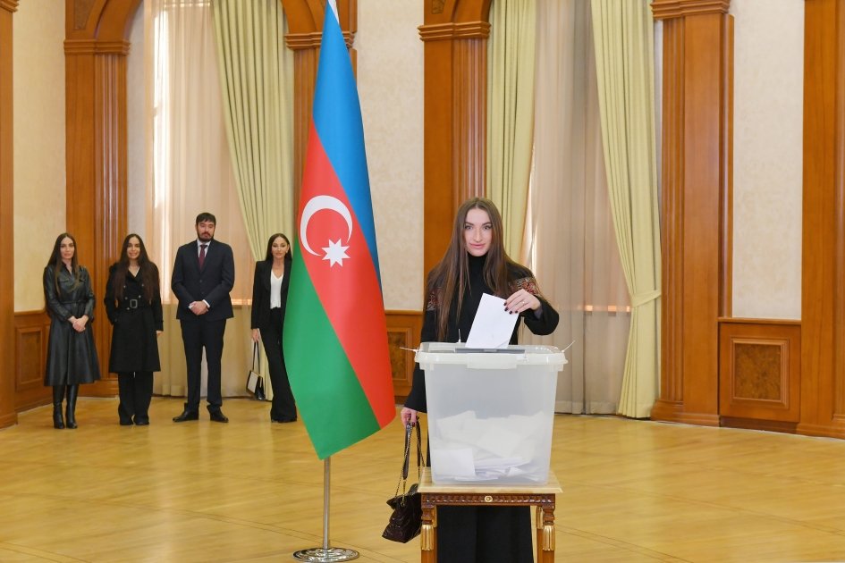 Президент Ильхам Алиев, Первая леди Мехрибан Алиева и члены их семьи проголосовали в Ханкенди (ФОТО/ВИДЕО)