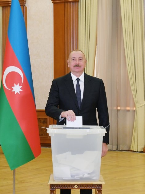 Президент Ильхам Алиев, Первая леди Мехрибан Алиева и члены их семьи проголосовали в Ханкенди (ФОТО/ВИДЕО)