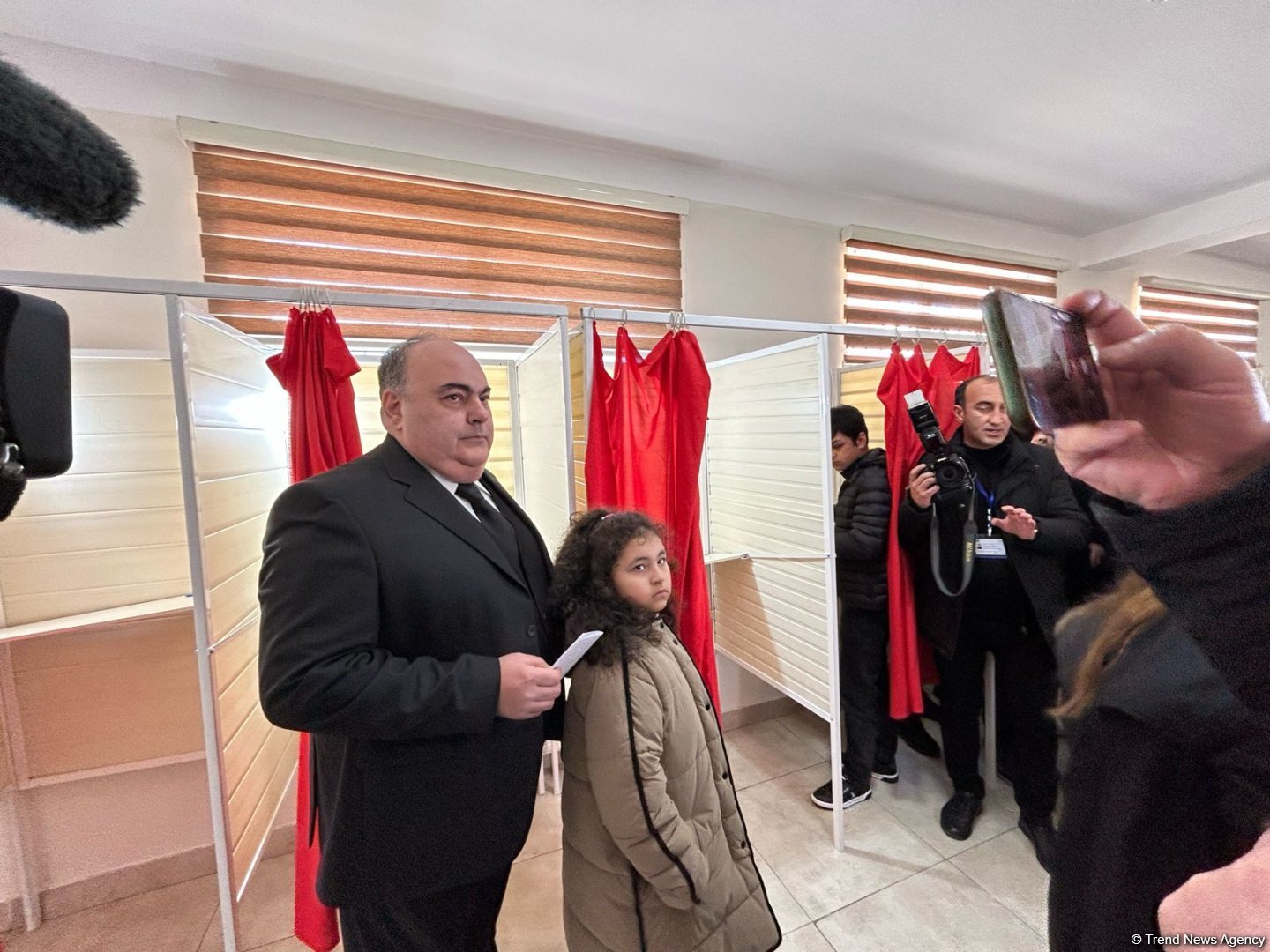 Независимый кандидат Фуад Алиев проголосовал на президентских выборах в Азербайджане (ФОТО)