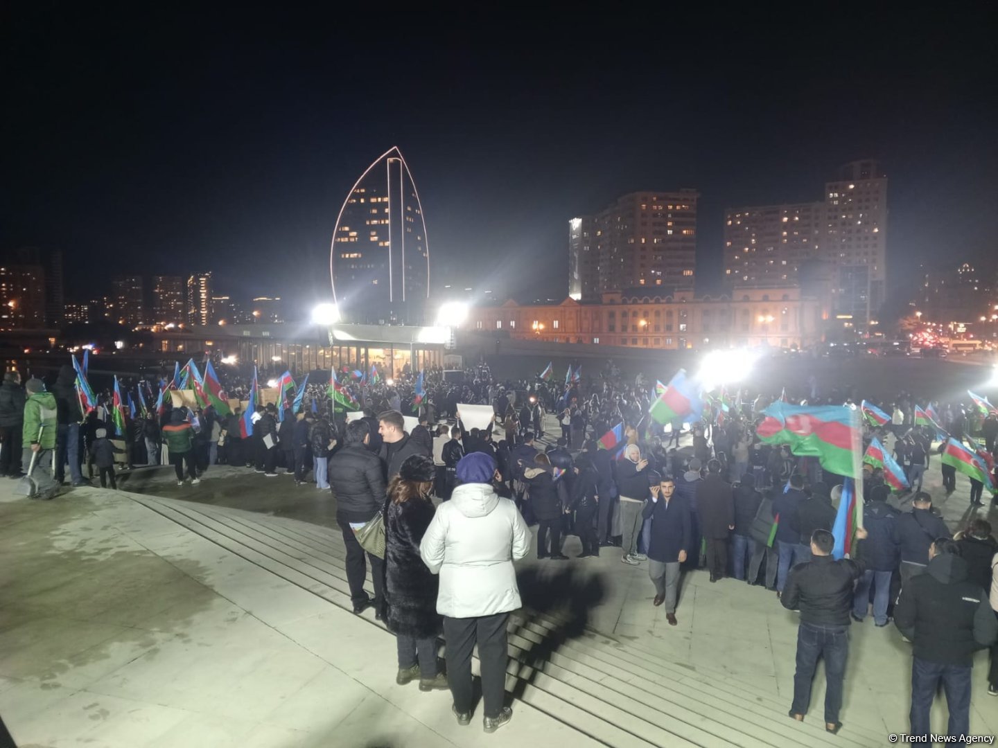 В парке Центра Гейдара Алиева в Баку празднуют победу Ильхама Алиева на президентских выборах (ФОТО/ВИДЕО)