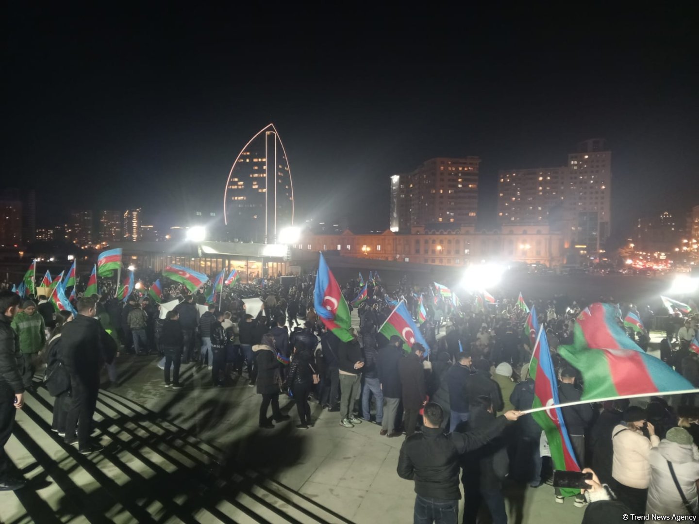 В парке Центра Гейдара Алиева в Баку празднуют победу Ильхама Алиева на президентских выборах (ФОТО/ВИДЕО)