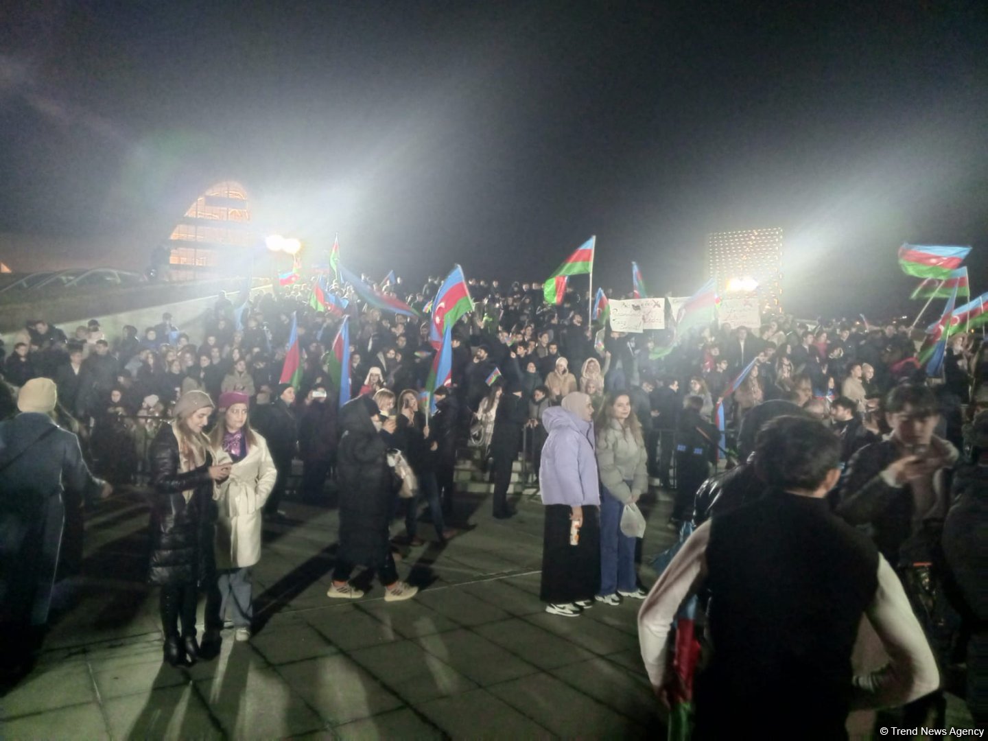 В парке Центра Гейдара Алиева в Баку празднуют победу Ильхама Алиева на президентских выборах (ФОТО/ВИДЕО)