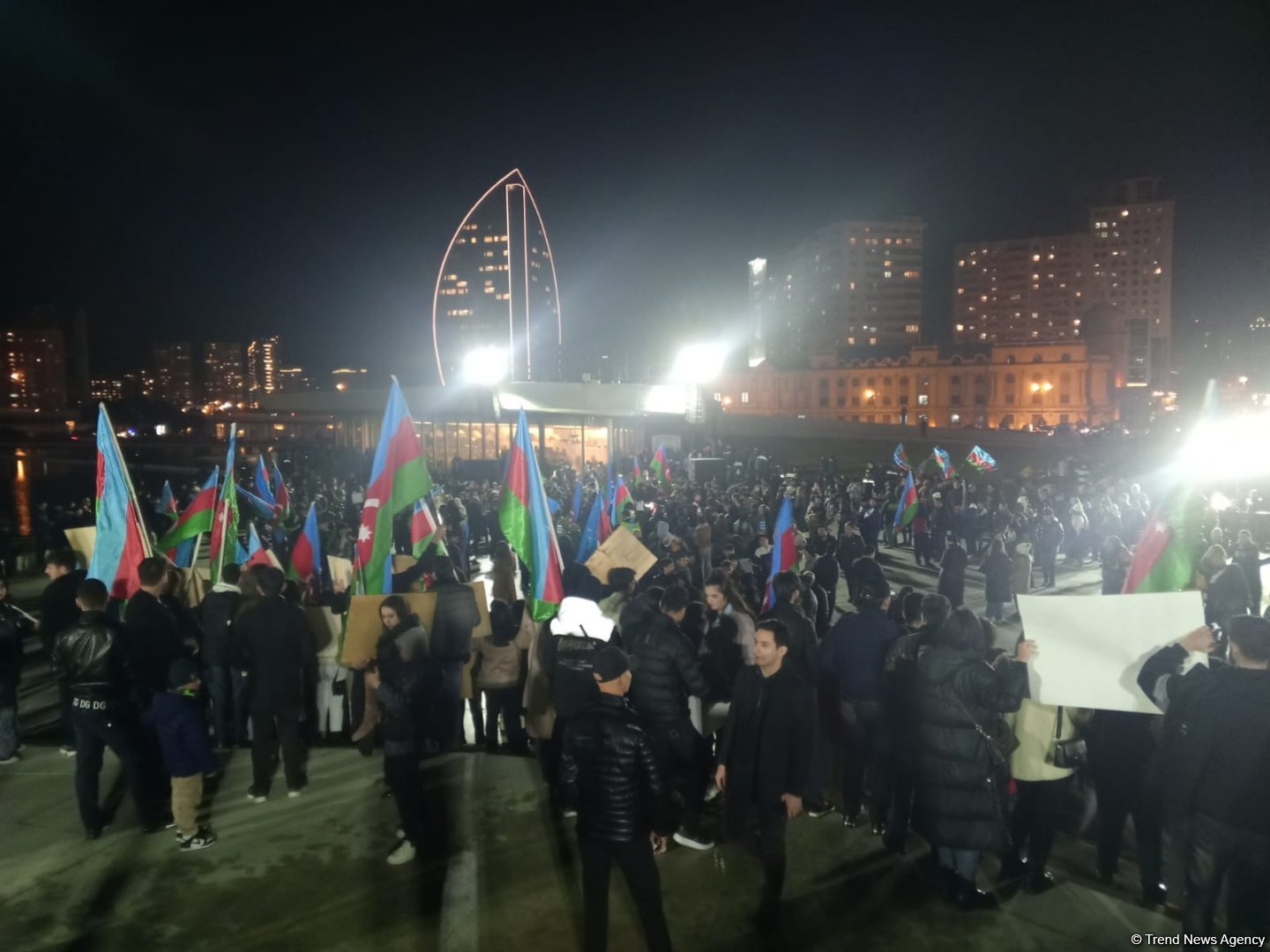 В парке Центра Гейдара Алиева в Баку празднуют победу Ильхама Алиева на президентских выборах (ФОТО/ВИДЕО)