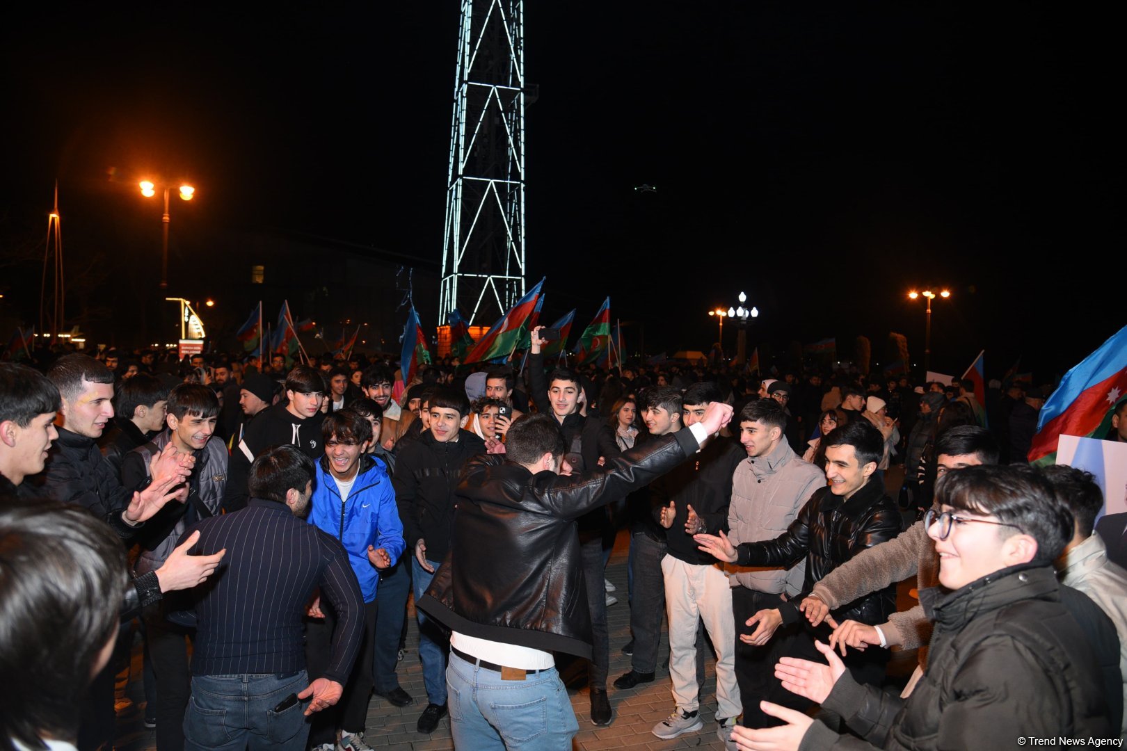 На улицах Баку празднуют победу Ильхама Алиева на президентских выборах (ФОТО/ВИДЕО)