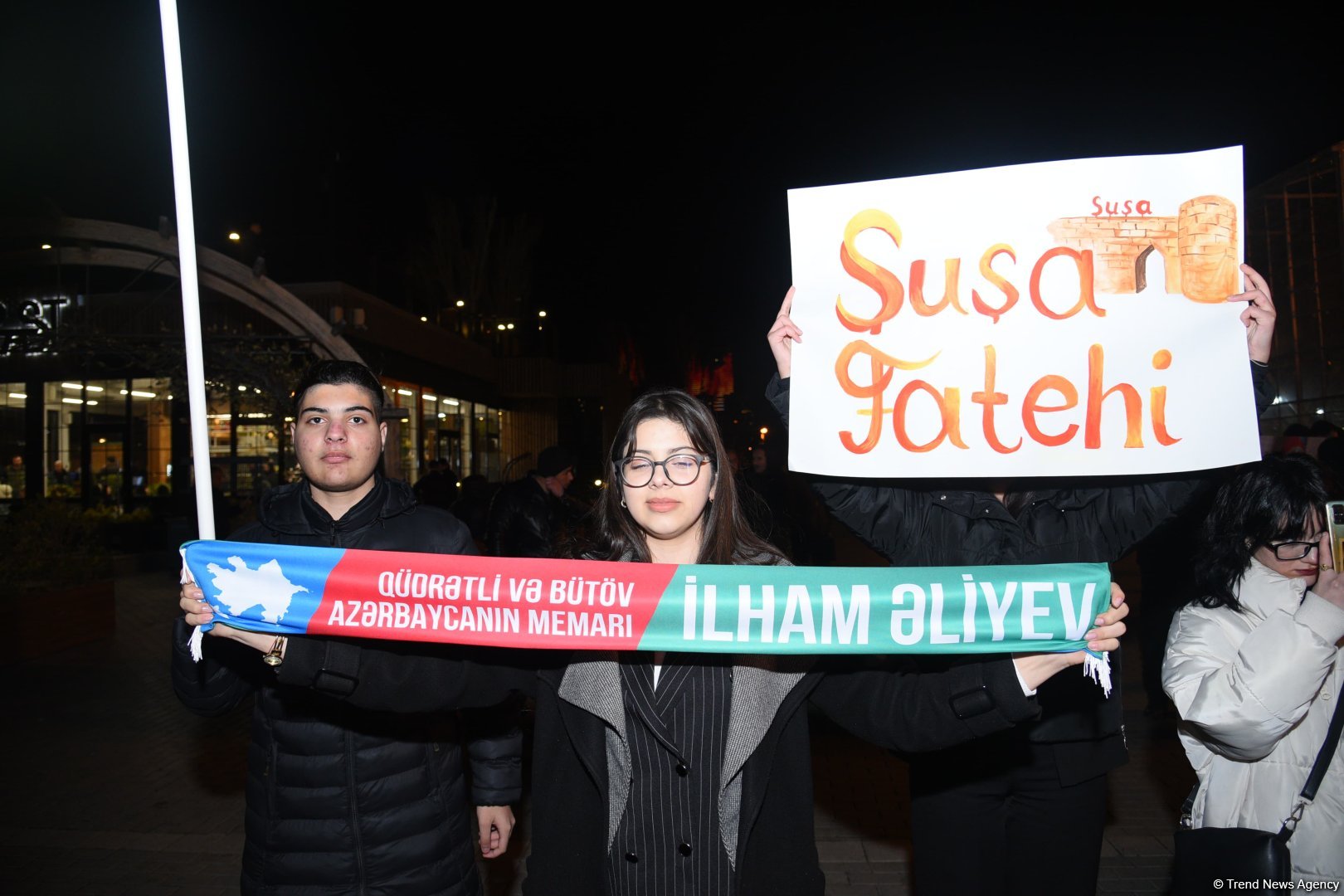 На улицах Баку празднуют победу Ильхама Алиева на президентских выборах (ФОТО/ВИДЕО)