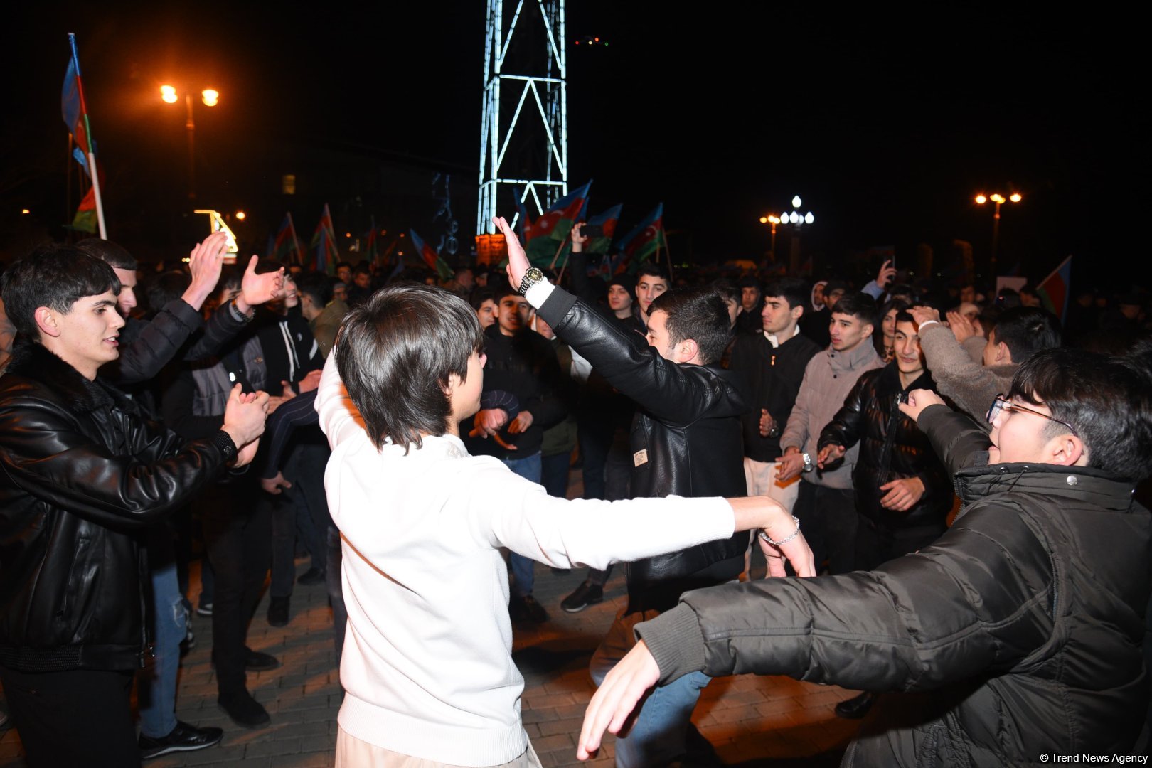 На улицах Баку празднуют победу Ильхама Алиева на президентских выборах (ФОТО/ВИДЕО)