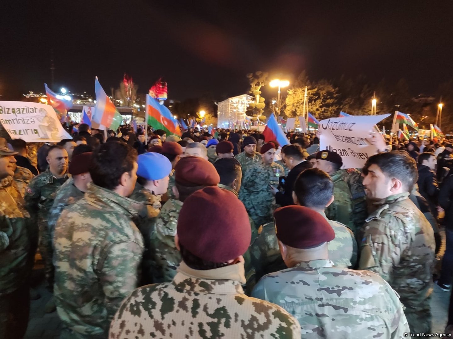 На улицах Баку празднуют победу Ильхама Алиева на президентских выборах (ФОТО/ВИДЕО)