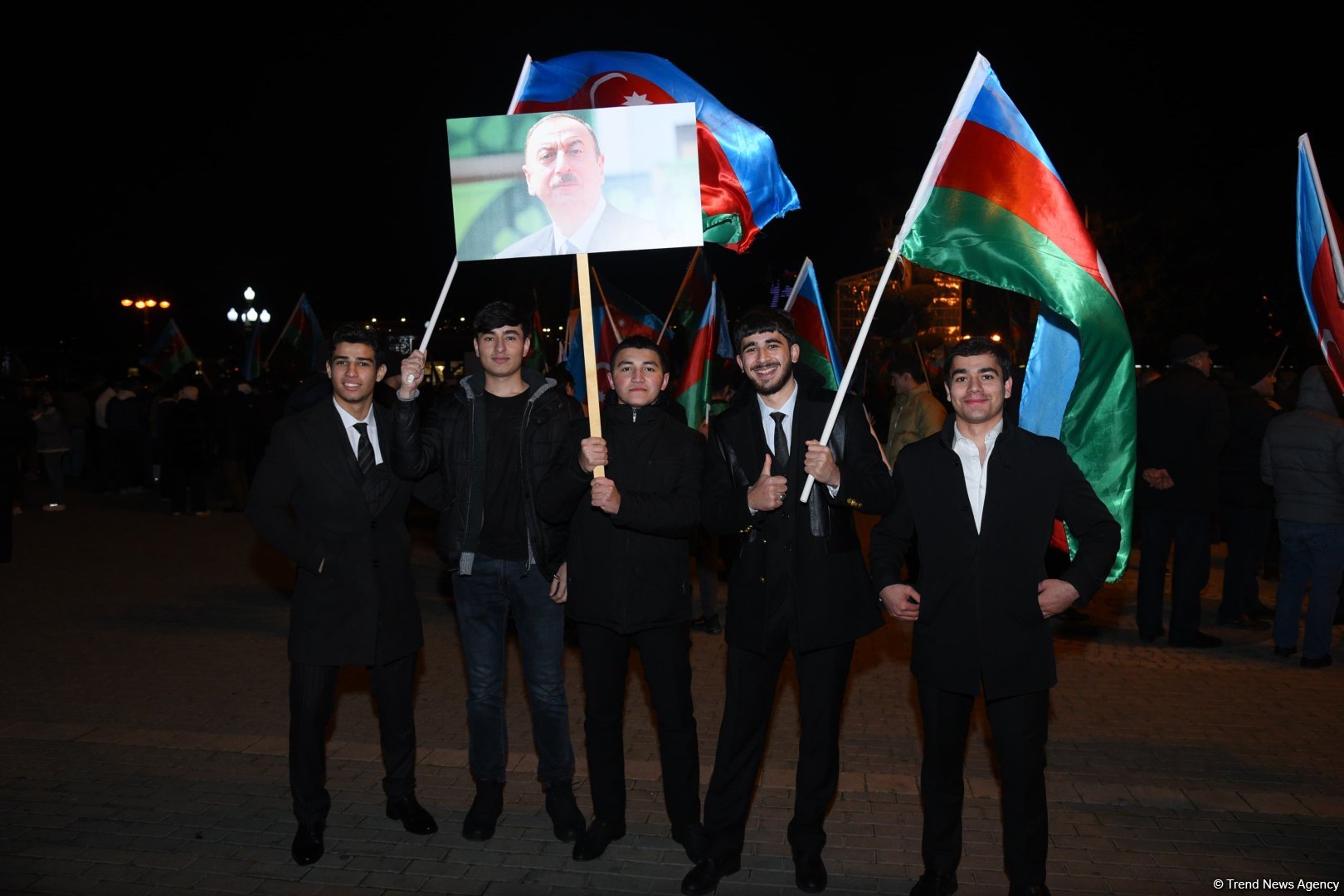 На улицах Баку празднуют победу Ильхама Алиева на президентских выборах (ФОТО/ВИДЕО)