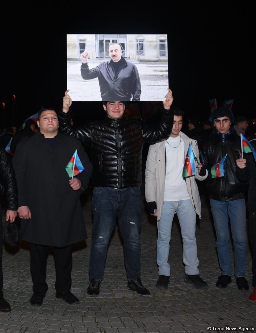 На улицах Баку празднуют победу Ильхама Алиева на президентских выборах (ФОТО/ВИДЕО)