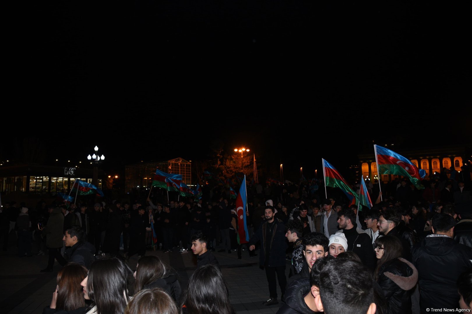 На улицах Баку празднуют победу Ильхама Алиева на президентских выборах (ФОТО/ВИДЕО)