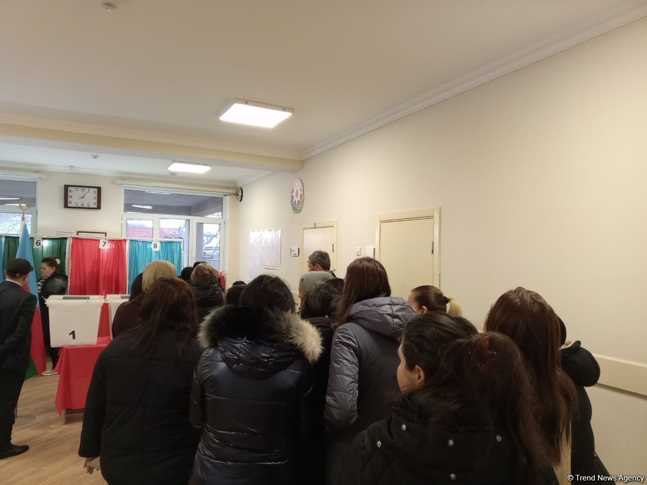 Избиратели Сабунчинского района Баку активно голосуют на президентских выборах (ФОТО)