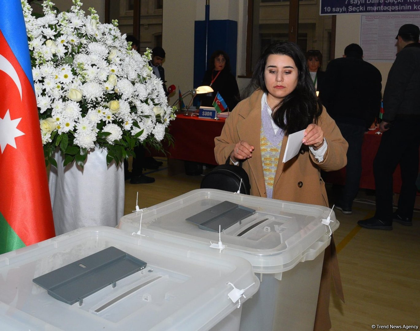 Наблюдается наплыв избирателей на участках, созданных в школе №132-134 в Баку (ФОТО/ВИДЕО)