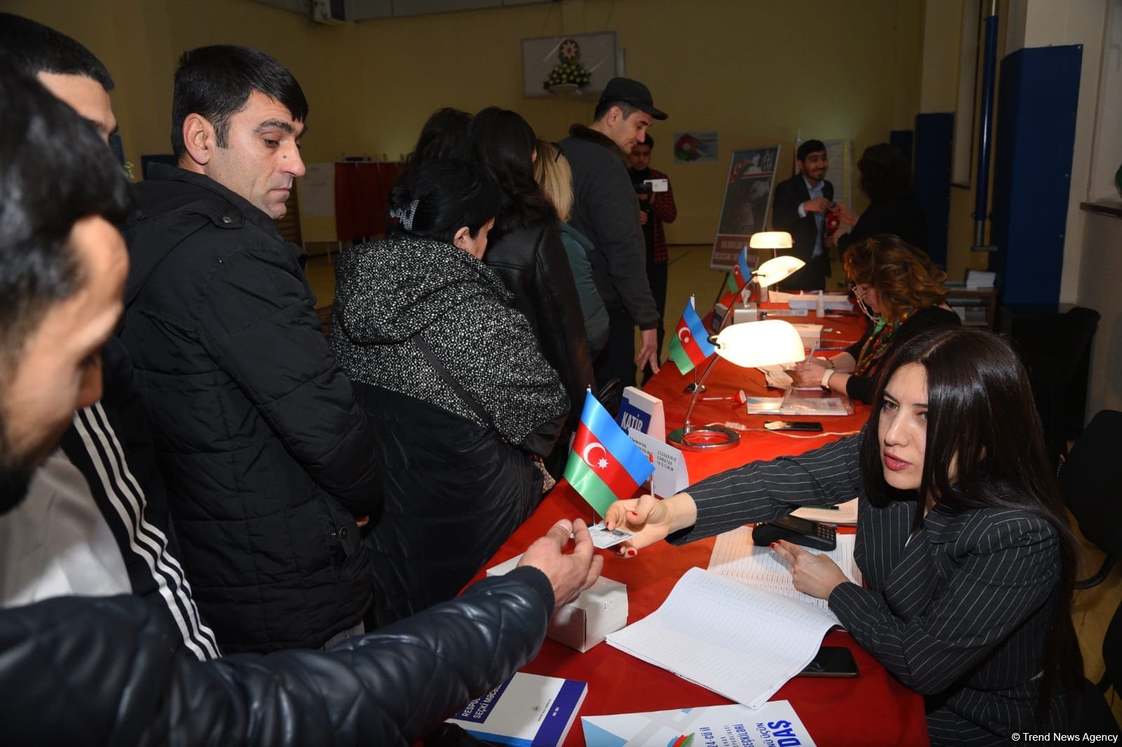 Наблюдается наплыв избирателей на участках, созданных в школе №132-134 в Баку (ФОТО/ВИДЕО)