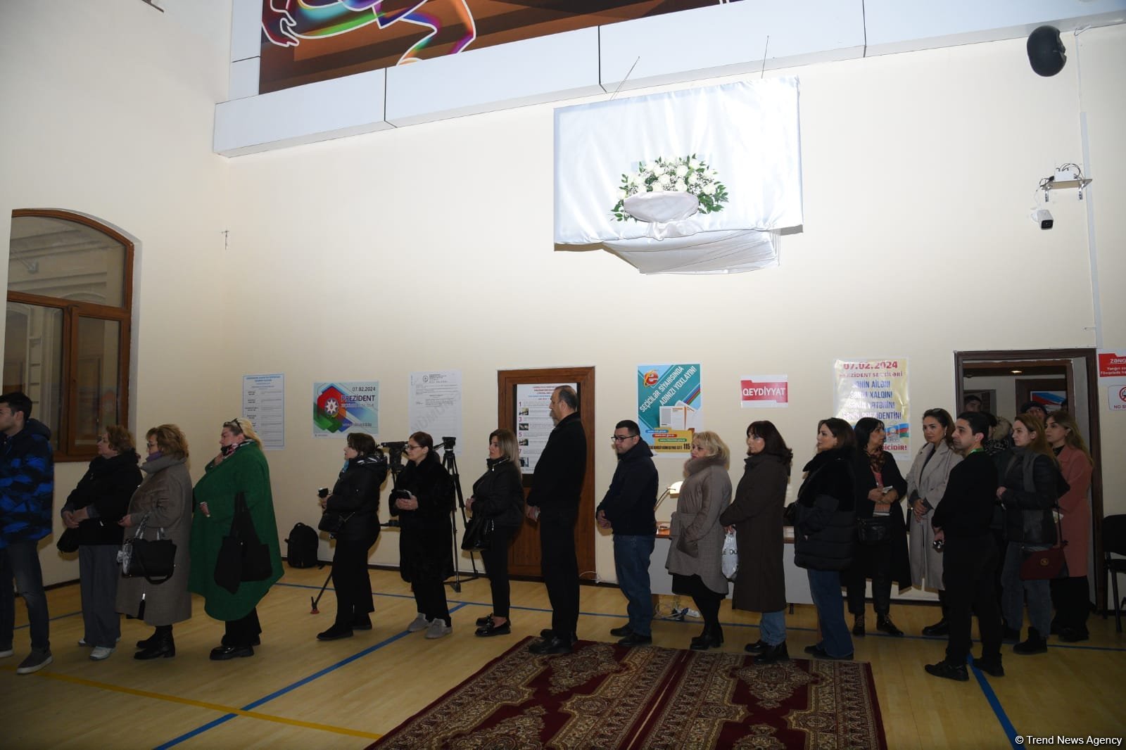 Наблюдается наплыв избирателей на участках, созданных в школе №132-134 в Баку (ФОТО/ВИДЕО)