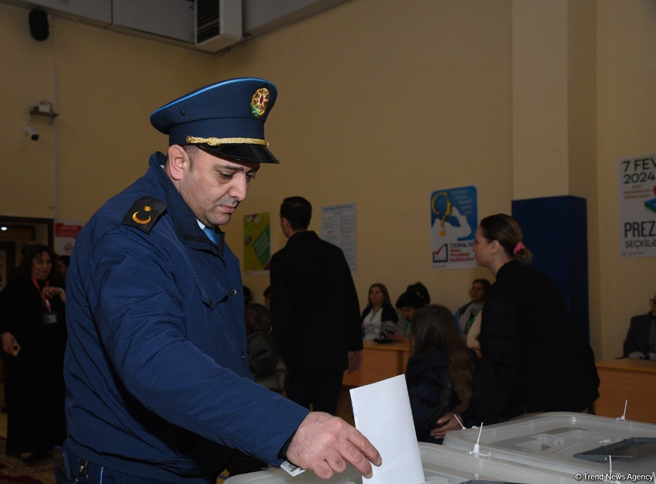 Наблюдается наплыв избирателей на участках, созданных в школе №132-134 в Баку (ФОТО/ВИДЕО)