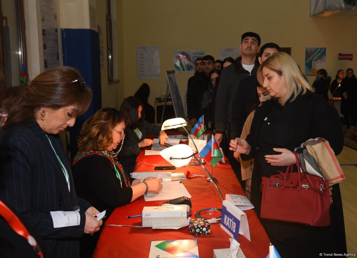 Наблюдается наплыв избирателей на участках, созданных в школе №132-134 в Баку (ФОТО/ВИДЕО)