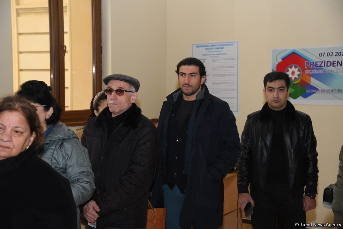 Наблюдается наплыв избирателей на участках, созданных в школе №132-134 в Баку (ФОТО/ВИДЕО)