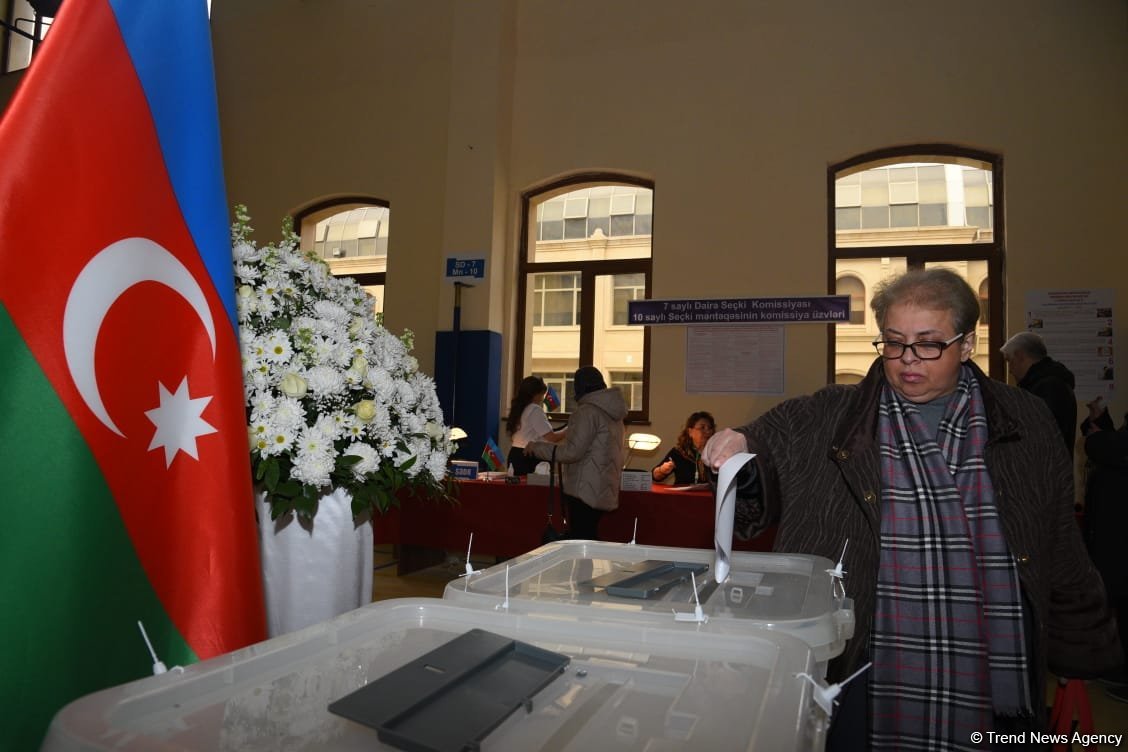 Наблюдается наплыв избирателей на участках, созданных в школе №132-134 в Баку (ФОТО/ВИДЕО)