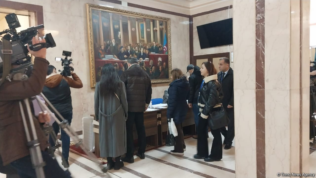 Жители Ясамальского района Баку активно голосуют на президентских выборах в Азербайджане (ФОТО)