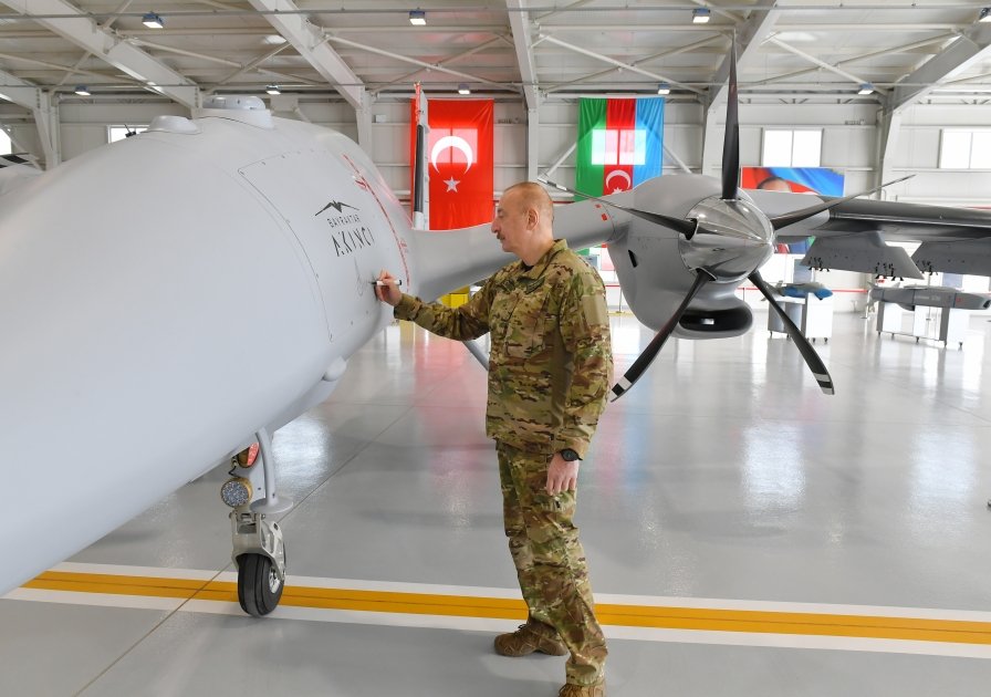 Сельчук Байрактар поделился публикацией в связи с открытием ангара для БПЛА "Akıncı" в Азербайджане (ФОТО)
