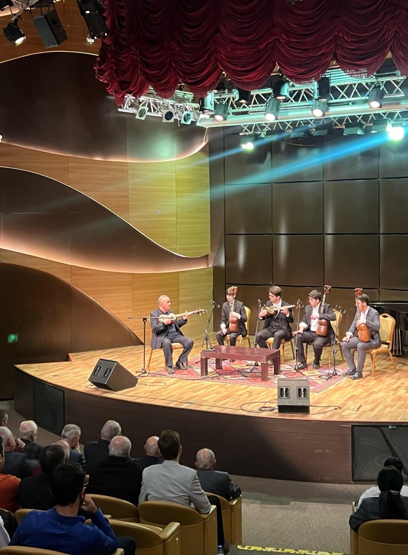 Эльхан Музаффаров представил редко исполняемые композиции мугама (ФОТО)