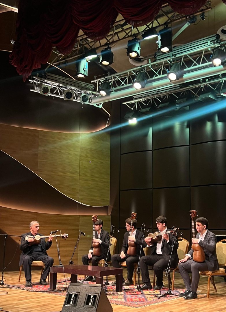 Эльхан Музаффаров представил редко исполняемые композиции мугама (ФОТО)