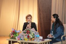 Заслуженная артистка Азербайджана Кенуль Керимова встретилась с поклонниками (ФОТО)