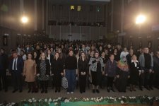 Заслуженная артистка Азербайджана Кенуль Керимова встретилась с поклонниками (ФОТО)