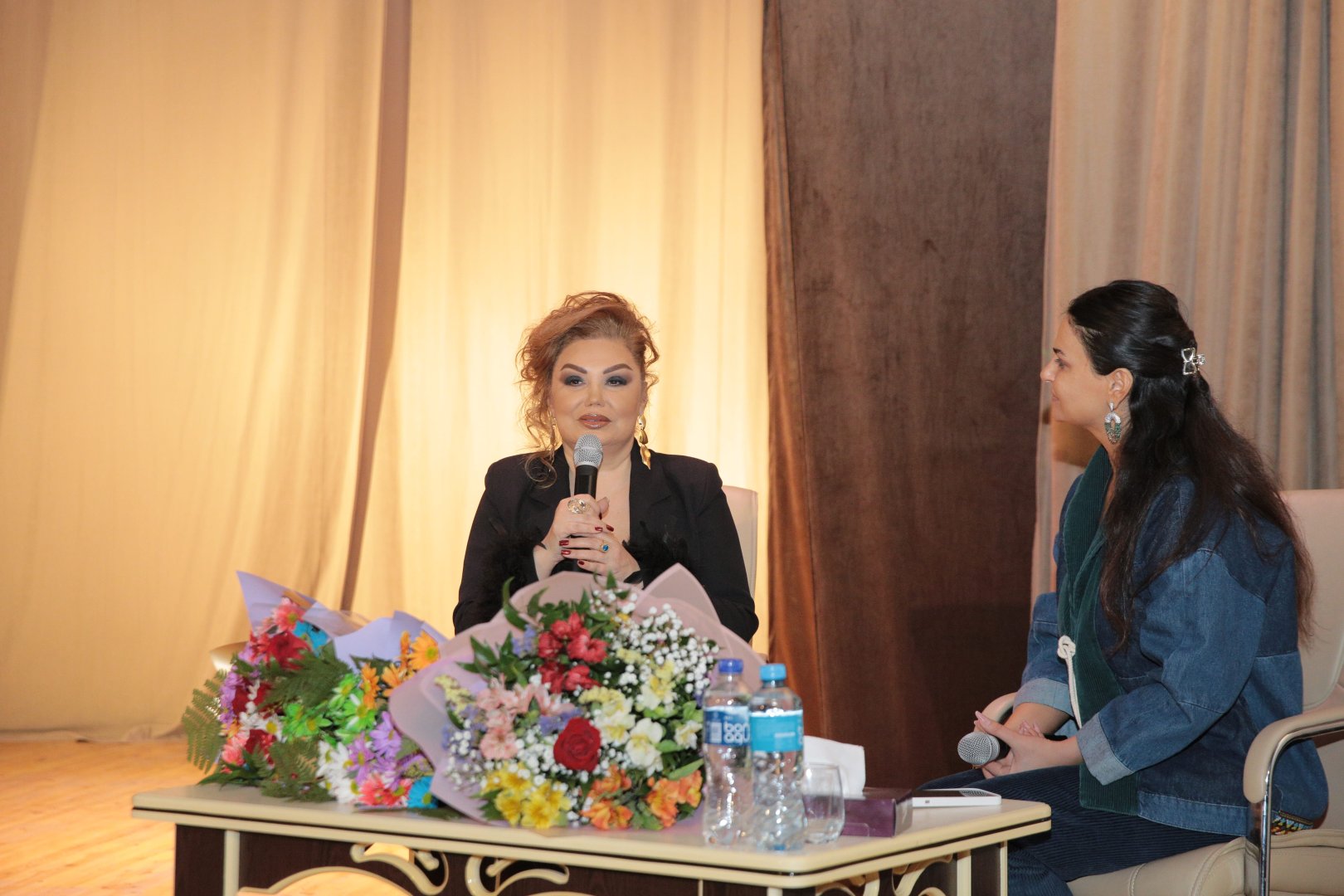 Заслуженная артистка Азербайджана Кенуль Керимова встретилась с поклонниками (ФОТО)