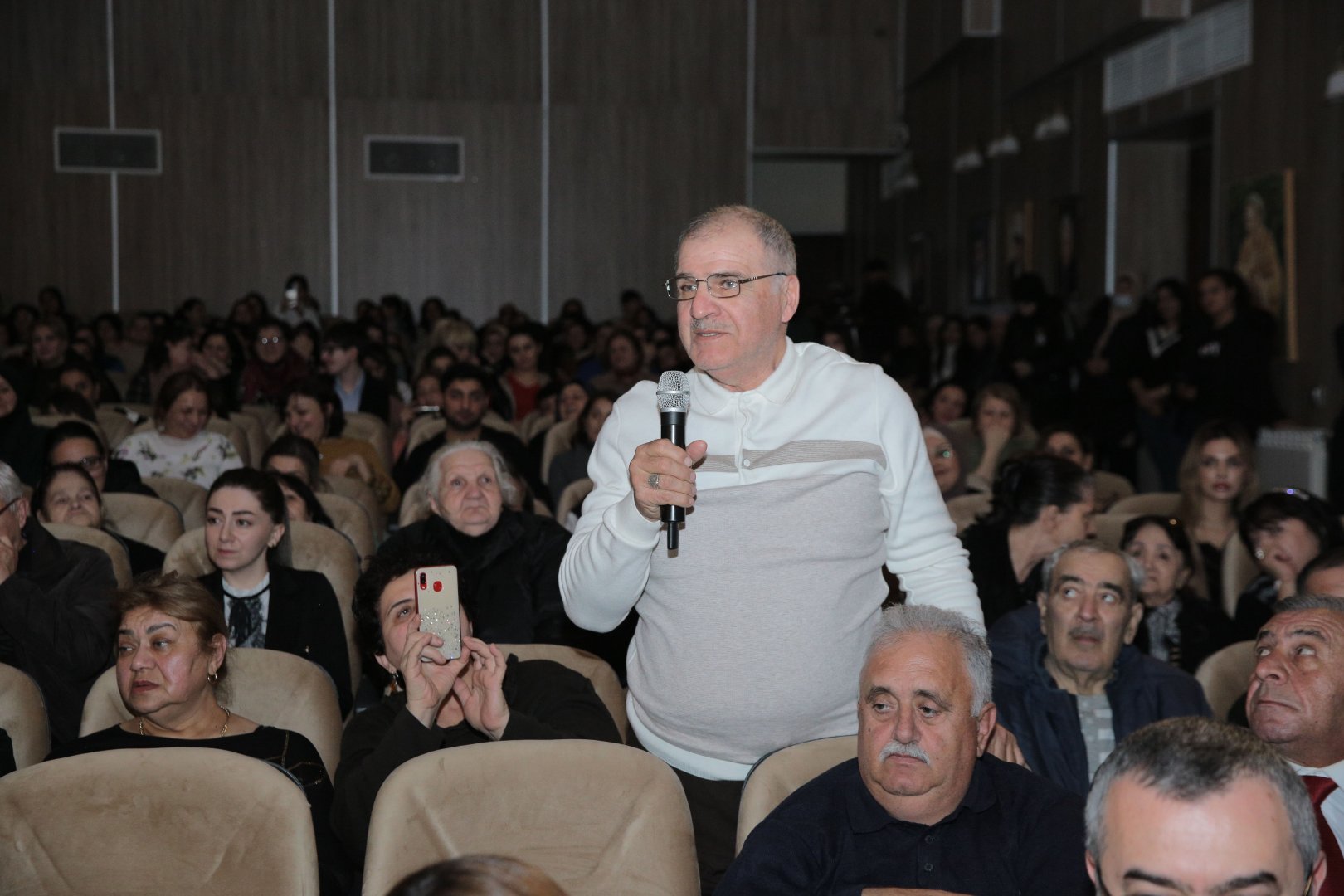 Заслуженная артистка Азербайджана Кенуль Керимова встретилась с поклонниками (ФОТО)