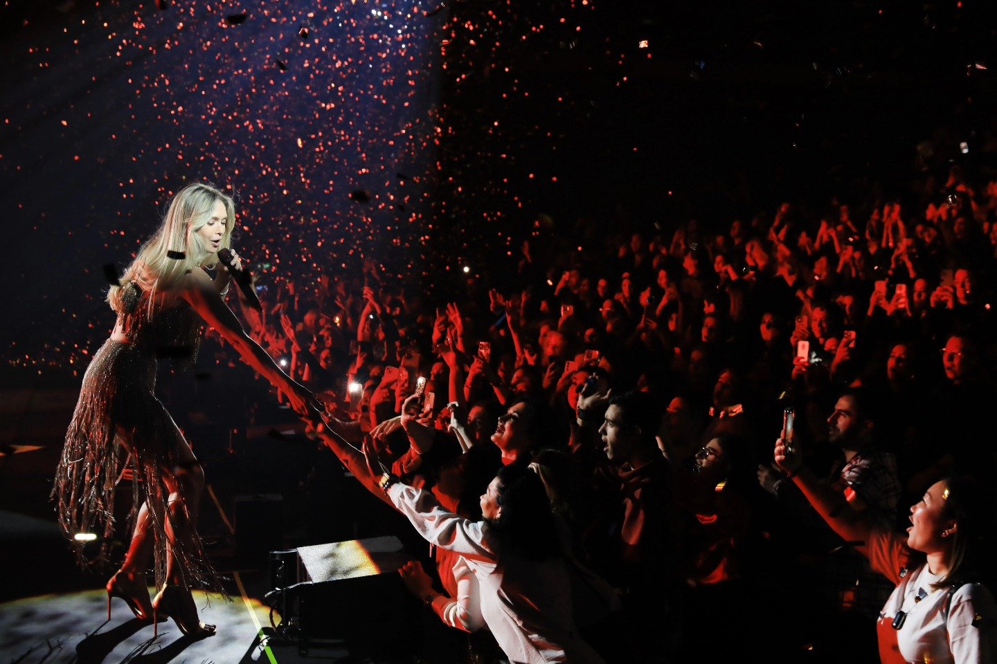 Масса позитивных эмоций! В Баку с аншлагом прошел концерт Веры Брежневой (ФОТО)