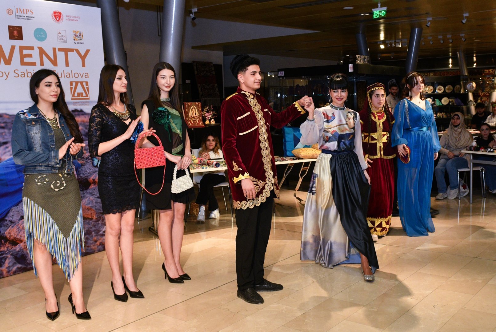 В Баку представлена эко-мода Сабины Зулаловой  с элементами гурамы (ФОТО)