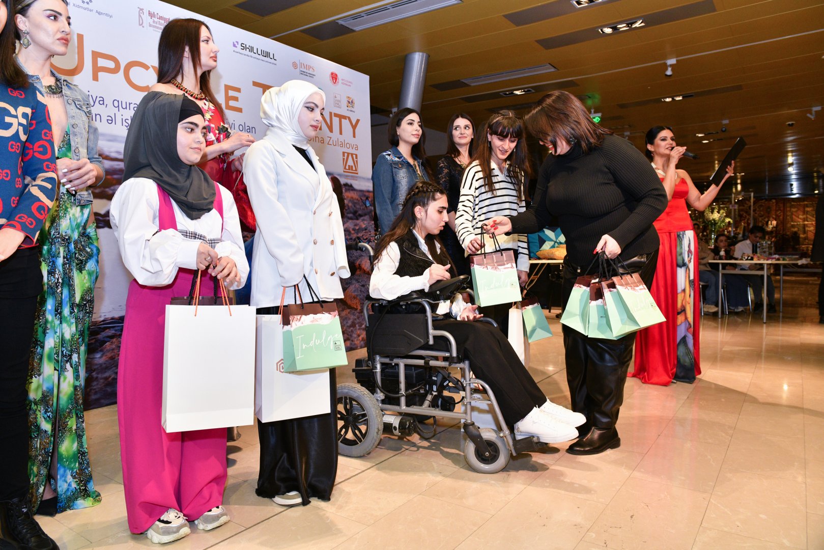 В Баку представлена эко-мода Сабины Зулаловой  с элементами гурамы (ФОТО)