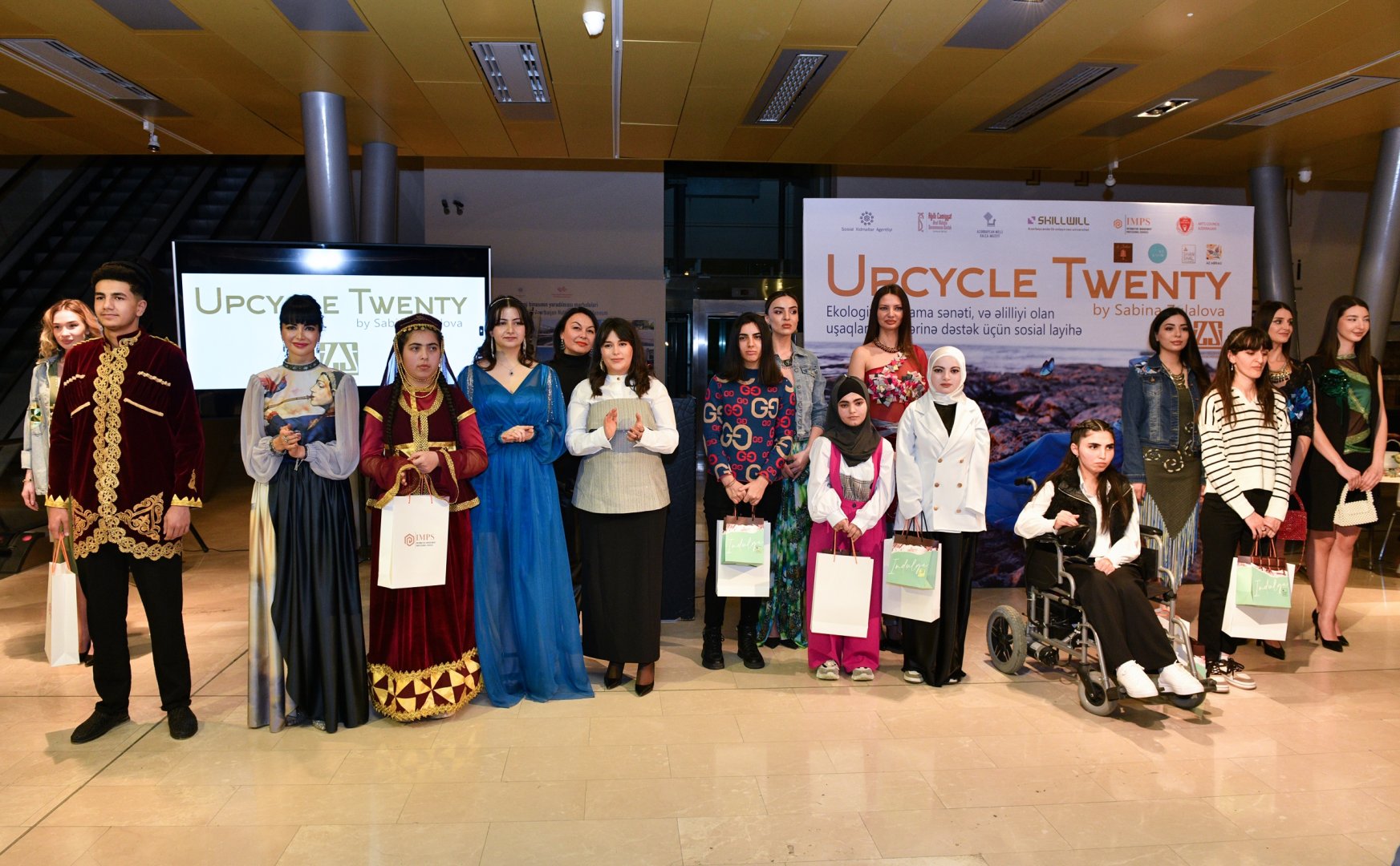 В Баку представлена эко-мода Сабины Зулаловой  с элементами гурамы (ФОТО)