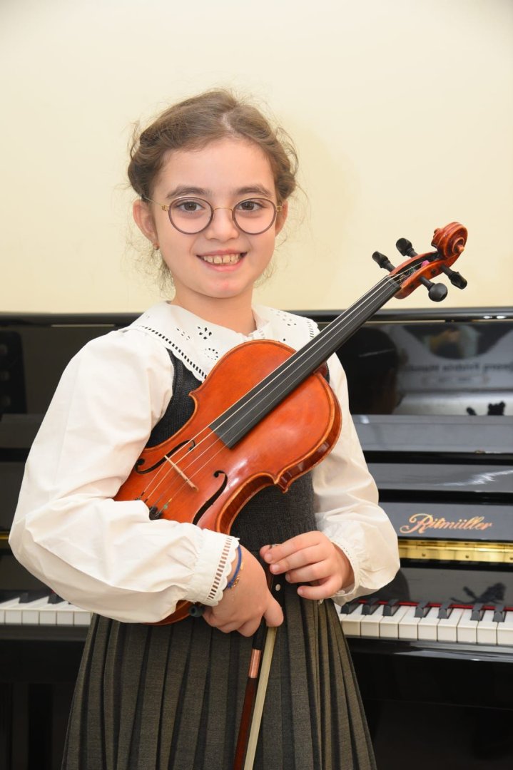 8-летняя азербайджанская скрипачка-феномен Дильшад Фархадзаде покоряет мир - репортаж  (ФОТО)