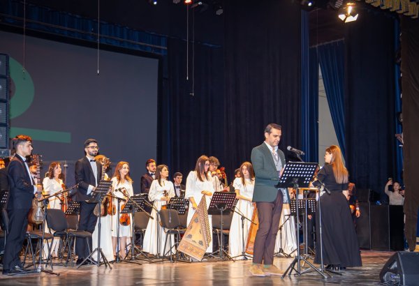 В Баку представлено мультимедийное шоу "Киноконцерт" с кадрами из азербайджанских фильмов (ФОТО)