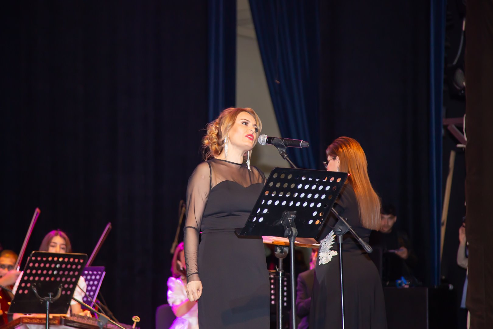 В Баку представлено мультимедийное шоу "Киноконцерт" с кадрами из азербайджанских фильмов (ФОТО)