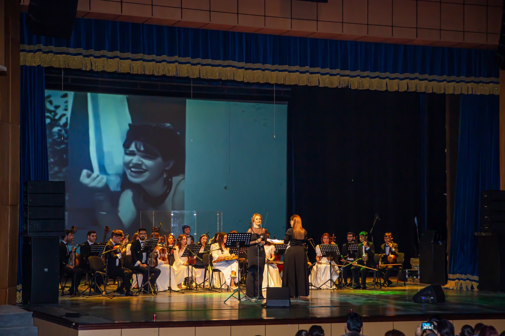 В Баку представлено мультимедийное шоу "Киноконцерт" с кадрами из азербайджанских фильмов (ФОТО)