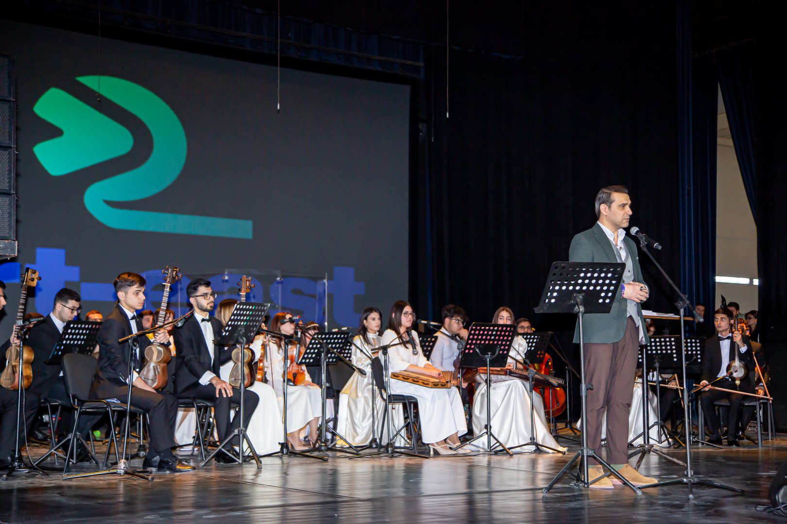 В Баку представлено мультимедийное шоу "Киноконцерт" с кадрами из азербайджанских фильмов (ФОТО)