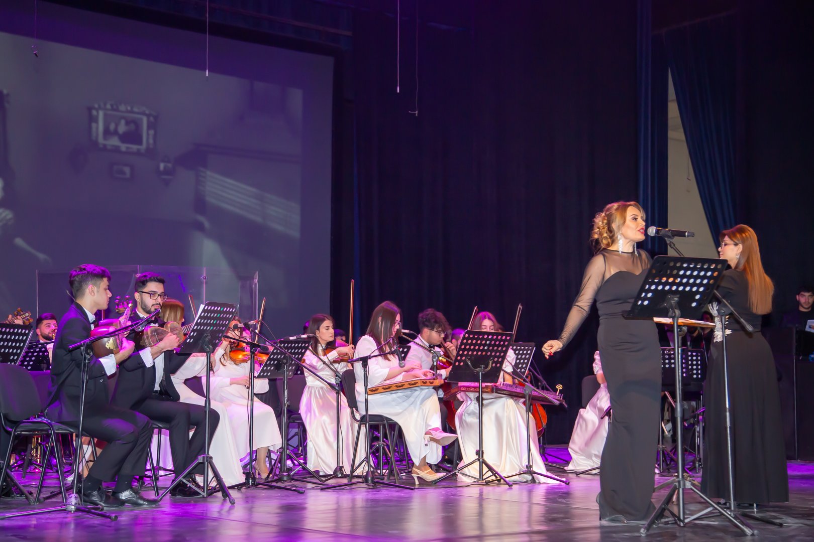 В Баку представлено мультимедийное шоу "Киноконцерт" с кадрами из азербайджанских фильмов (ФОТО)