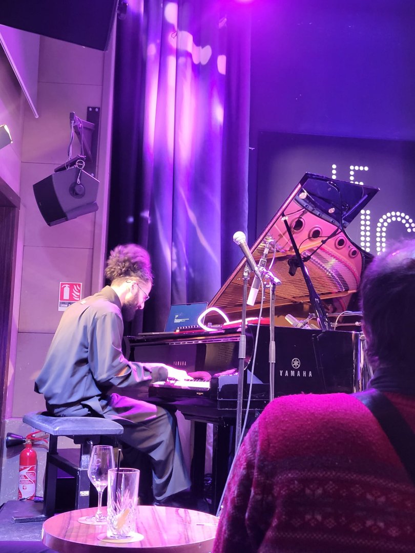 В Париже за билетами на концерт азербайджанского музыканта выстроилась большая очередь (ВИДЕО, ФОТО)