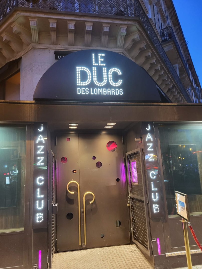 В Париже за билетами на концерт азербайджанского музыканта выстроилась большая очередь (ВИДЕО, ФОТО)