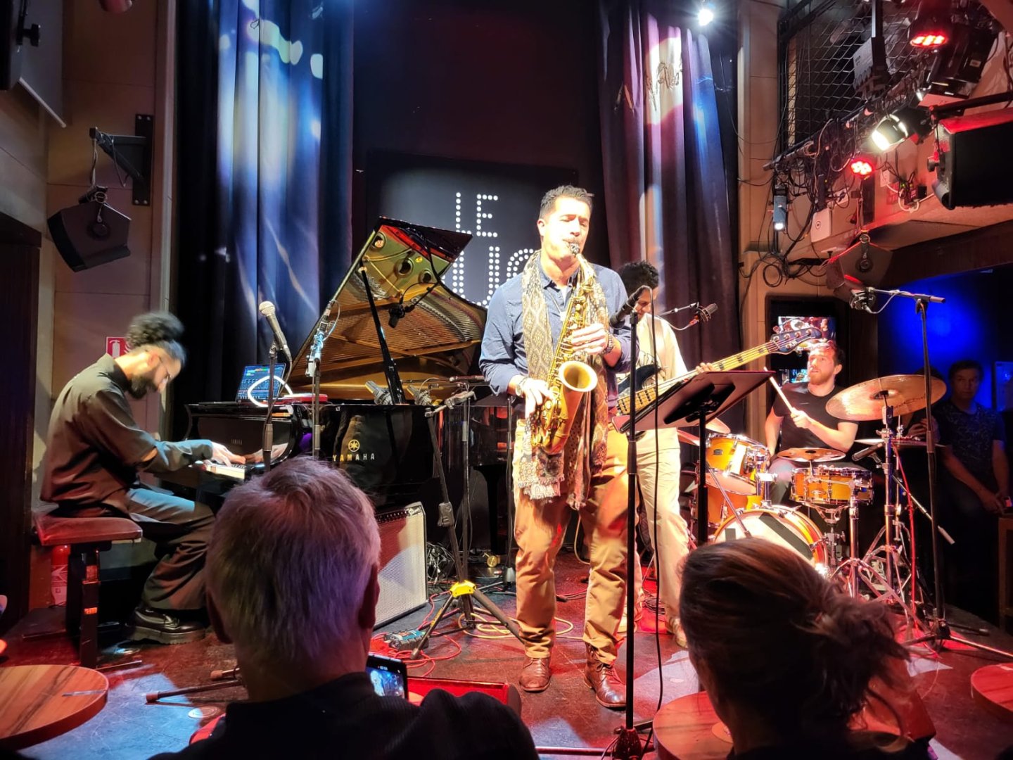 В Париже за билетами на концерт азербайджанского музыканта выстроилась большая очередь (ВИДЕО, ФОТО)