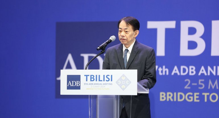 Президент Азиатского банка развития поздравил Президента Ильхама Алиева